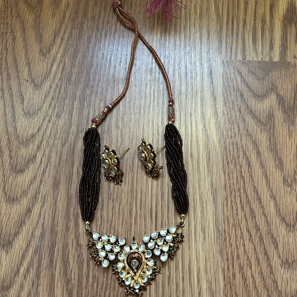 Elegant Gold and Black Necklace Set